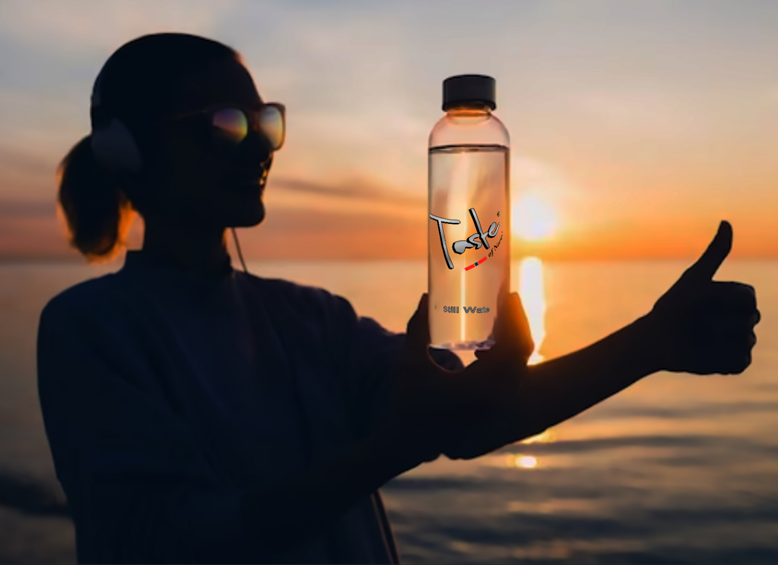 Taste of Norway - person med flaske foran norsk fjord